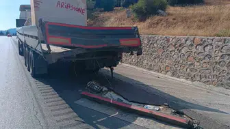 Burdur'da iki tırın çarpışması sonucunda bir kişi yaralandı