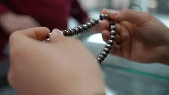 Erzincanlı tespih ustası kuka meyvesini sanata dönüştürüyor