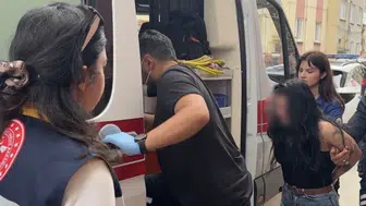 Sinir krizi geçiren kadından sonra polis, çocuğu çikolata ile sakinleştirdi