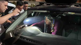 Aksaray'da araçta mahsur kalan yaşlı kadını kurtarmak için seferber oldular