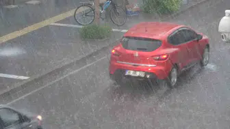 Kars'ta etkili yağışlar cadde ve sokakları suyla doldurdu