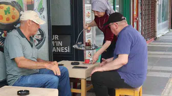 5 çocuk annesi kadının azmi: Kıraathane açarak aileyi geçindiriyor