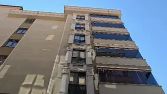 Genç kız 4. kattan düştü, kafenin tentesi hayatını kurtardı