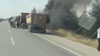 Sivrihisar'da tır dorse lastiği yangınında sürücü ve itfaiyeden hızlı müdahale