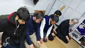 Kuytulcular arasında namazda selfie dikkat çekti