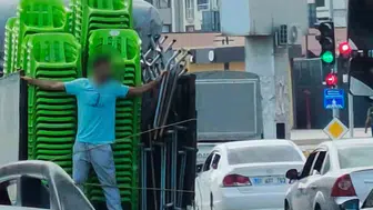 Adıyaman'da tehlikeli yolculuk: Kamyonet kasasında güvenlik önlemi yok