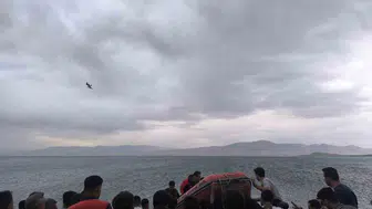 Van Gölü'nde piknik için açılan aile, kurtarıldı
