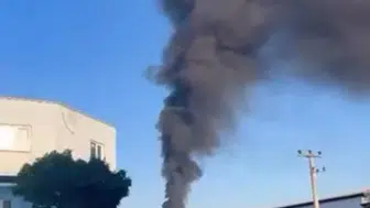 Bursa'da meydana gelen plastik yangını gökyüzünü kararttı