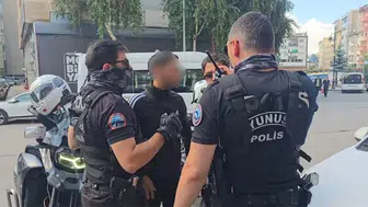 Erzurum'da kar maskeli şahıs paniğe neden oldu: Silah oyuncak çıktı