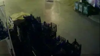 Akyurt'ta geri giden araç, süpermarket kasalarını alt üst etti
