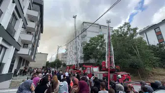 Avcılar'da iki binayı tehdit eden çatı yangını kontrol altına alındı