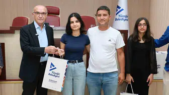 Yüreğir'de başarılı öğrencilere tablet hediyesi ile ödüller verildi