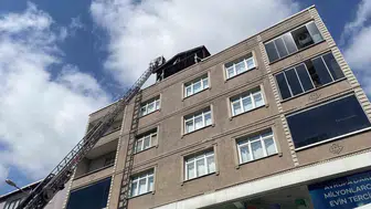Bayrampaşa'da 4 katlı binanın çatısında yangın paniği