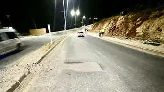 Adıyaman'da çukura düşen araçlar lastiklerinin patlamasıyla zor anlar yaşadı