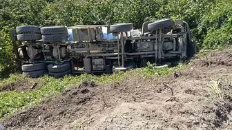 Alaplı'da beton mikserinin devrilmesi sonucu sürücü yaralandı