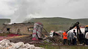 Ardahan'da meydana gelen yangında ahır ve ambar kül oldu