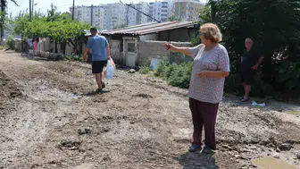 Adana'da mahalleli bozuk yollar için isyan ediyor: hizmet bekliyoruz