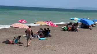 Sıcak havalar nedeniyle plajlar dolup taştı: Akçakoca'da yaz keyfi