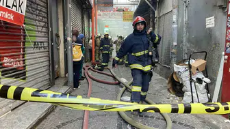 Eminönü'nde yangın paniği: İtfaiye erleri dumandan etkilendi