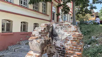 Okul önündeki metruk alan çevre sorununa dönüşüyor