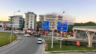 Milas'ta 5 katlı binanın çatısında yangın paniği: İtfaiye ekipleri müdahale etti
