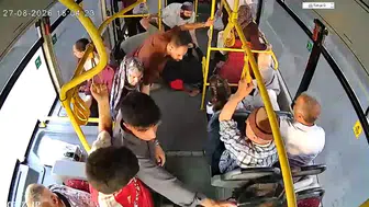 Yolcuya anlık müdahale: Otobüs şoförünün hayati kurtarıcı hamlesi