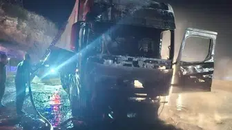 Alevler arasında kalan tır kullanılamaz hale geldi
