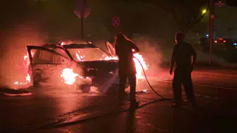Alevler içinde kalan otomobile ilk müdahale kadın itfaiyeciden geldi