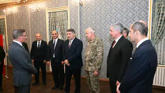 Erzurum'da emniyet teşkilatına anlamlı veda ve terfi töreni
