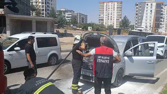 Siirt’te hafif ticari araçta motor yangını: İtfaiye zamanında müdahale etti