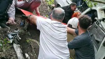 Hatay'da uçurumdan düşen otomobilde iki kişi yaralandı