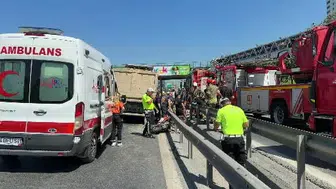Basın Ekspres yolunda motosiklet kazası: Sürücü kamyonun altında kaldı