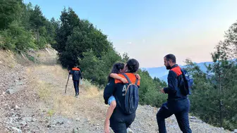 Kahramanmaraş'ta araçta mahsur kalan baba ve kızı kurtarıldı