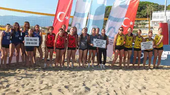 Burhaniye'de plaj voleybolu turnuvası renkli anlara sahne oldu