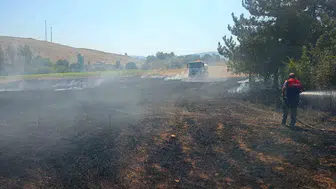 Pazaryeri'nde çıkan anız yangını itfaiye ekiplerinin hızlı müdahalesiyle söndürüldü
