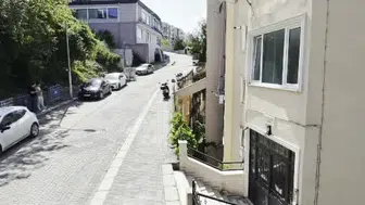 Şile'deki sıra dışı bina üzerinden yol geçiyor: Sakinleri memnun