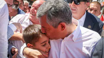 Özgür Özel Rize’de çay üreticileri için destek sözü verdi