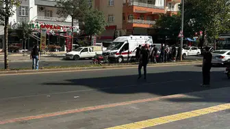 Diyarbakır'da motosikletin çarptığı yaya hastaneye kaldırıldı