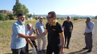 Köyüne uçakla dönen pilot Orhan Ünsal, ziyaretini unutulmaz kıldı
