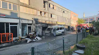 İkitelli'de minibüs yangını dükkanın kapısını çaldı: Kundaklama ihtimali araştırılıyor