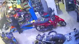 Motosiklet tamirhanesinde yangın anına müşteri müdahalesi: ilginç görüntüler gündem oldu