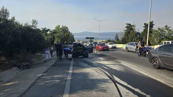 Bursa'da alev alan otomobilin yangını zeytinlik alana sıçramadan kontrol altına alındı