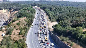 Arnavutköy'de yol çalışması trafiği durma noktasına getirdi