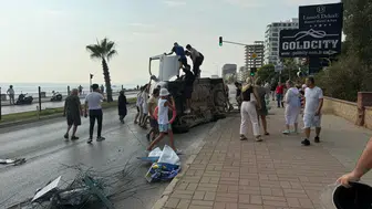 Bisikletliye çarpmamak için manevra yapan araç devrildi: İki kişi yaralandı