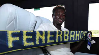 Fenerbahçe'nin yeni transferi Kojo Peprah Oppong imza atıyor