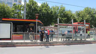 Tramvayın çarptığı genç kadın hastaneye kaldırıldı