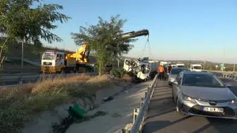 Çanakkale'de kontrolden çıkan kamyon bariyerlere çarptı: İki can kaybı