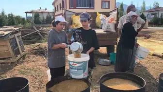 Üniversite öğrencileri yaz tatilinde aile tarımına katkı sağlıyor