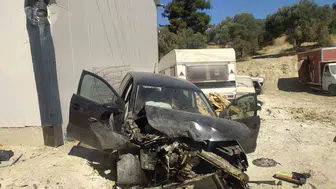 Kuşadası'nda kontrolden çıkan otomobil kaza yaptı: 2 ağır yaralı