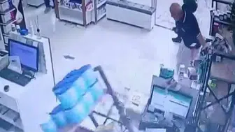 Eczanede fırtına paniği: camlar patladı, güvenlik kameraları kaydetti